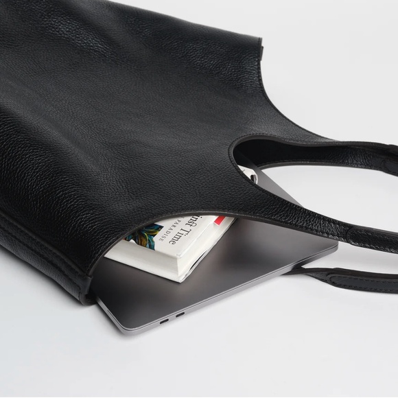 Lindquist Big Ama in Black - Picture 4 of 15